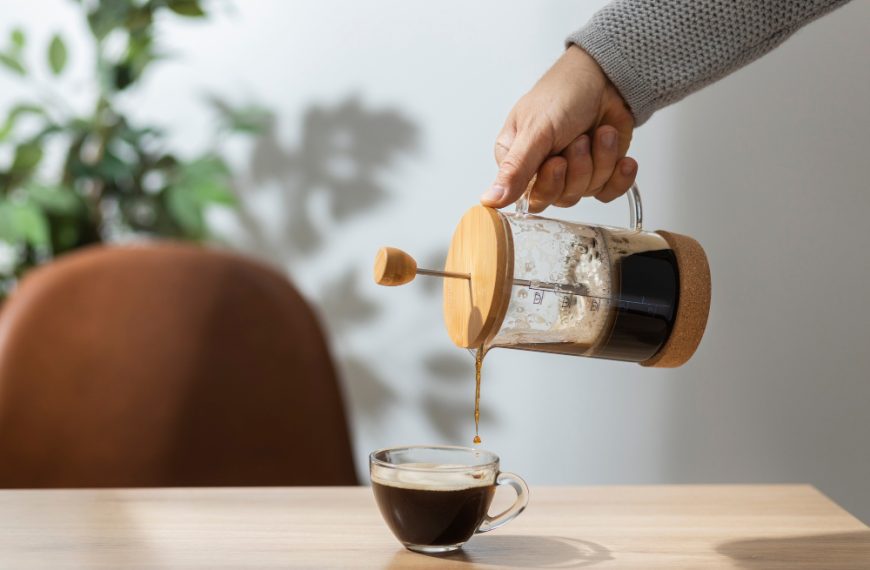 https://localblend.co.uk/wp-content/uploads/2023/09/how-to-make-a-coffee-in-a-french-press-870x570.jpg